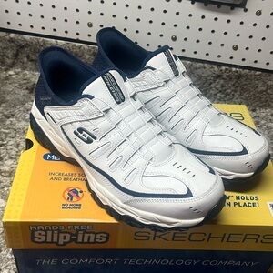 NWOT Skechers hands free mens sneakers 8.5 med width